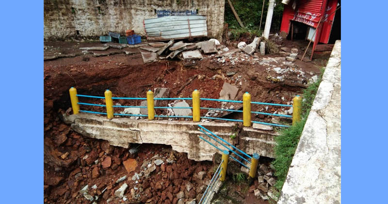 Bridge collapse: ಮಳೆ ರಭಸಕ್ಕೆ ಹೊನ್ನಮ್ಮನ ಹಳ್ಳದ ಸೇತುವೆ ಅಕ್ಕಪಕ್ಕ ಕುಸಿತ