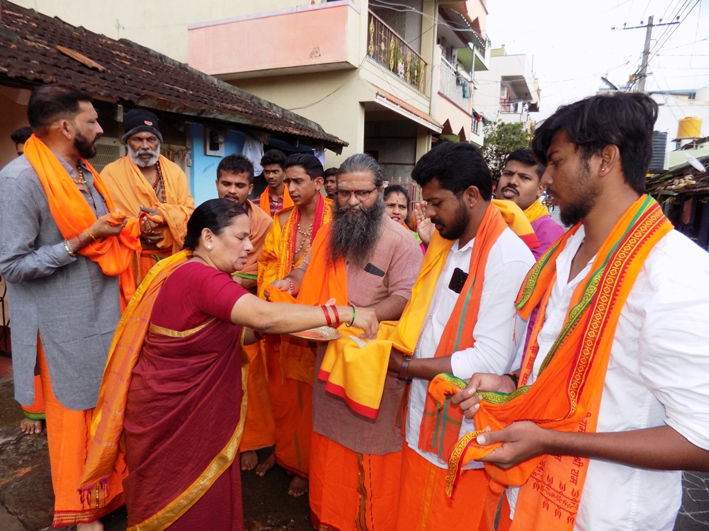Datamala campaign: ದತ್ತಮಾಲಾ ಅಭಿಯಾನ: ಮಾಲಾಧಾರಿಗಳಿಂದ ಪಡಿ ಸಂಗ್ರಹ